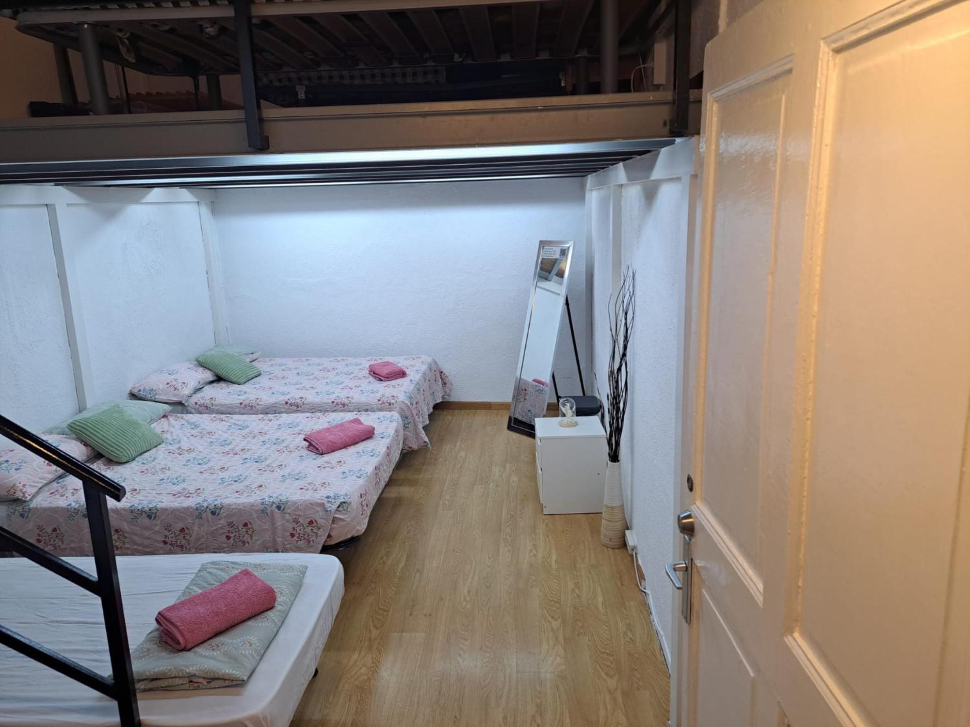 Habitacion Para Grupos Hasta 8 En Plena Rambla De Cataluna Барселона Екстериор снимка