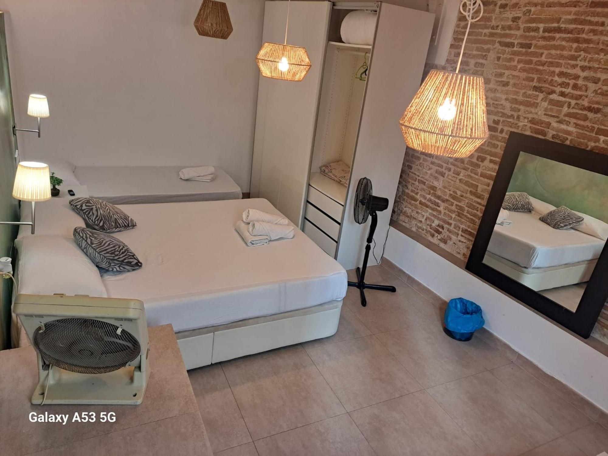 Habitacion Para Grupos Hasta 8 En Plena Rambla De Cataluna Барселона Екстериор снимка